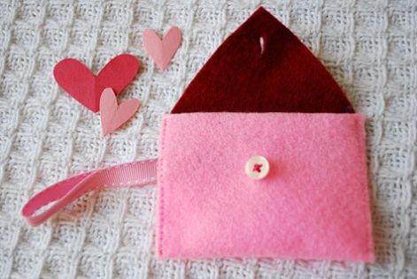 valentines-day-felt-heart-pocket-bracelet-and-mini-purse-for-kids_5.jpg